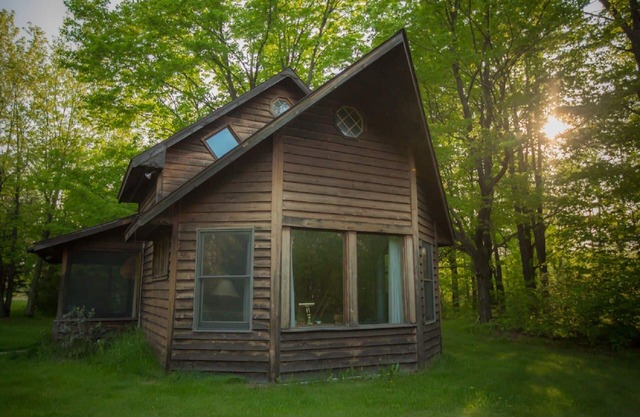 Wendeltreppe führt zu den Geloftete Schlafzimmer mit Blick auf den Birkenwald.