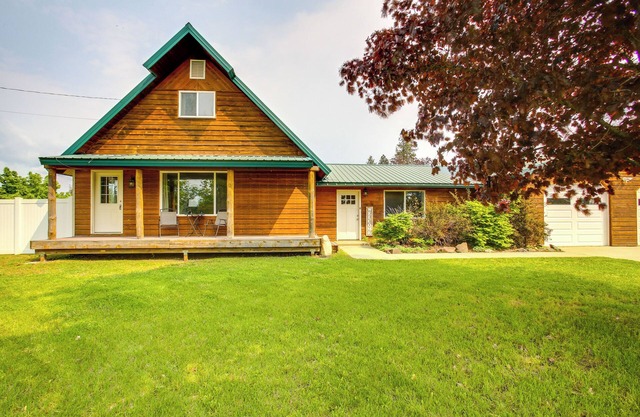 Spirit Lake Home w/ Fenced Yard: 1 Mi to Water!