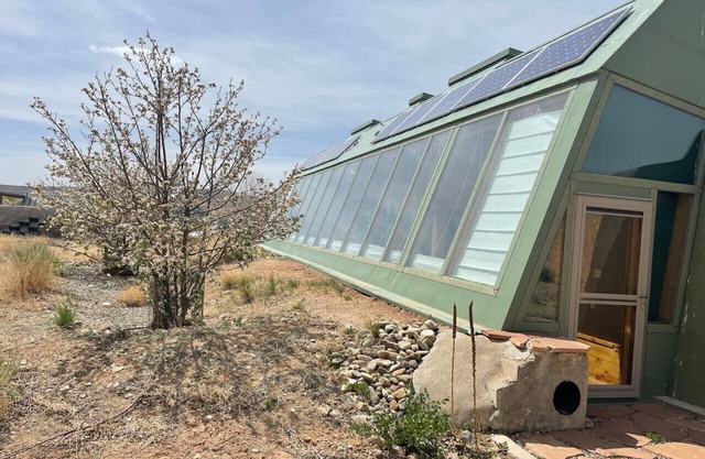 Earthship w/ Meditation Room - Off-Grid, fully sustainable living in comfort!