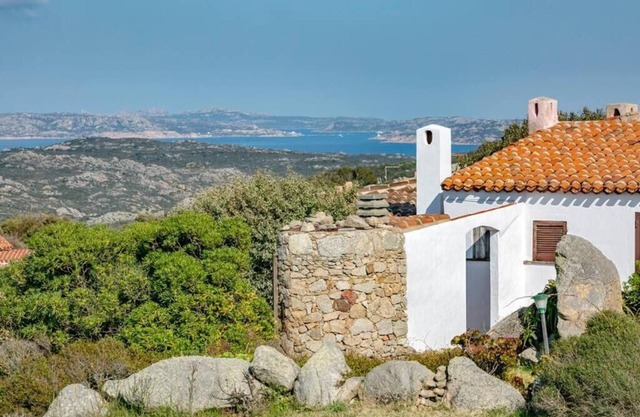 Herrliche Villa mit atemberaubendem Blick auf den Archipel und das sardische Mer