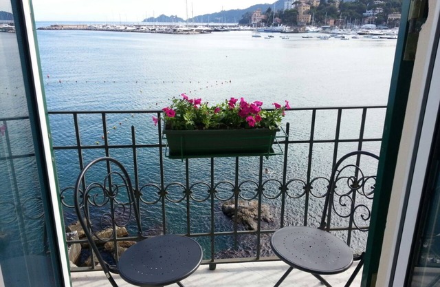 SPLENDID APARTMENT IN RAPALLO 10 METERS FROM THE SEA c.CITRA 010046-LT-0430