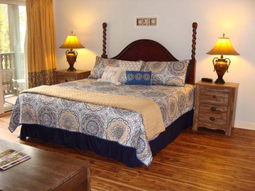 Splendid Condo with balcony view of pool 5220