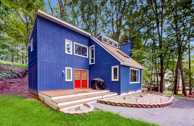Splendid dog-friendly home with deck, W/D, free WIFI & gas grill