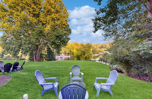 Splendid dog friendly home with shared pool, kayaks & free WIFI