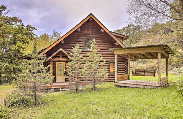 Splendid Family Cabin w/ Hot Tub & Grill!