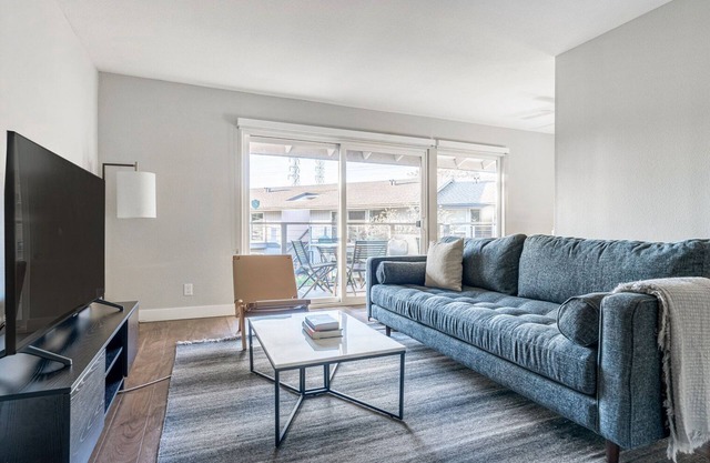 Splendid Foster City 2BR w/ Pool, W/D, Gym, near highways, by Blueground