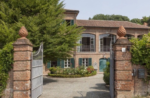 Prächtige Villa aus dem späten 19. Jahrhundert auf den Hügeln der Langhe und des Monferrato.