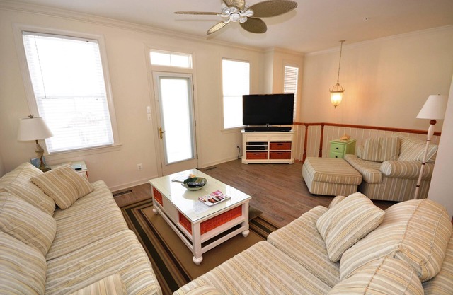 Splendid Luxury 5 Schlafzimmer Reihenhaus mit WiFi In Gated Community On Bayside mit Innen- / Außenpools, Privatstränden, Restaurant und mehr Nur zehn Minuten vom Strand entfernt!