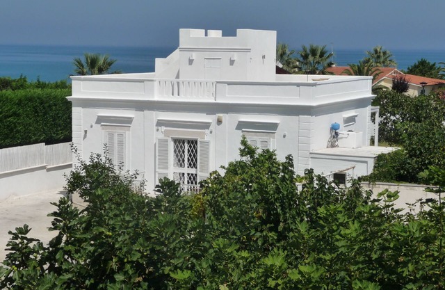 Herrliche restaurierte antike Villa 150 Meter vom Meer entfernt. Drei Räume