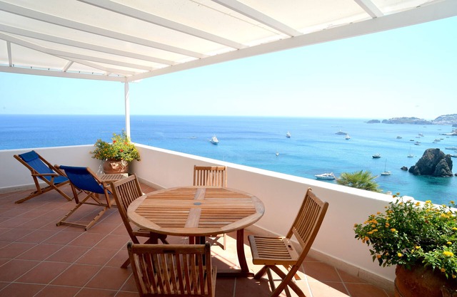 SCHÖNE VILLA IM GRÜNEN BLICK AUF DAS MEER