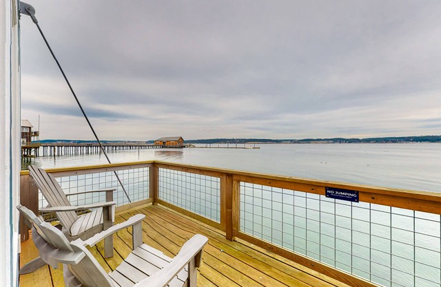 Splendid waterfront hotel with Penn Cove views, balconies, kitchens, & W/Ds