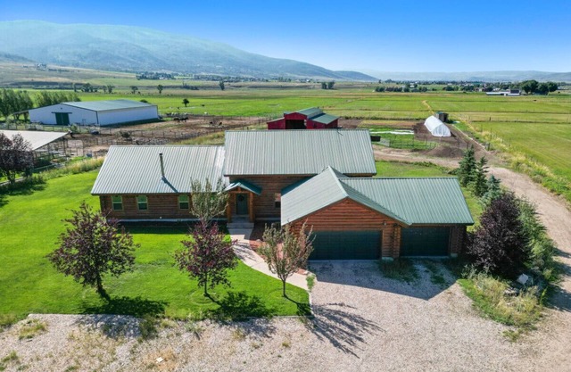 Splendor Valley Farms · Huge Log Cabin w/ King Bed, Bunk Beds, & Game Room