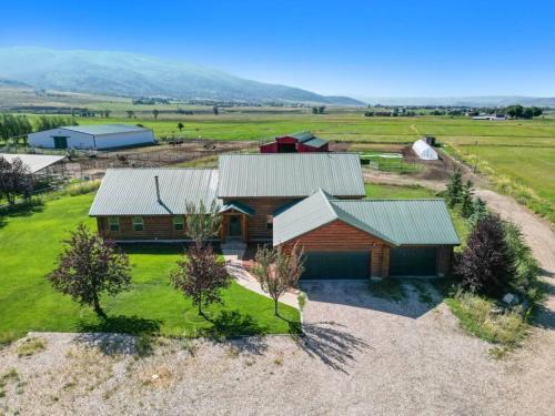 Splendor Valley Farms: Huge Log Cabin w/Game Room
