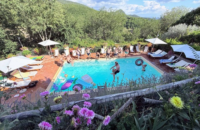 Spoleto Country Park bietet Platz für 28 Personen mit Aktivitätenbereich, Kinderbereich, Pool, Spielen