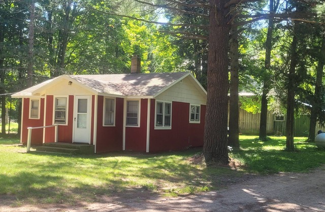 SPORTSMAN/COUPLES RETREAT. Close to Lakes, Rivers, & Beautiful Ludington