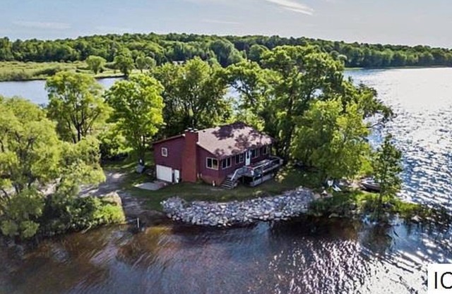 Sportsman’s Dream on Round Lake! Lookout cabin-Minnesota Northwoods-Sleeps 8