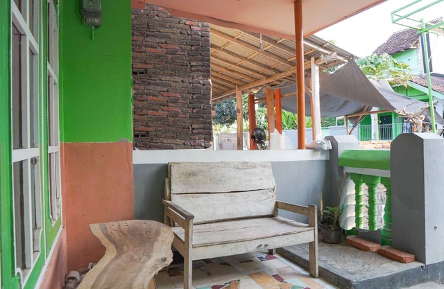 SPOT ON 1762 Gandrung Payungan Family InnNearStasiun Banyuwangi Kota