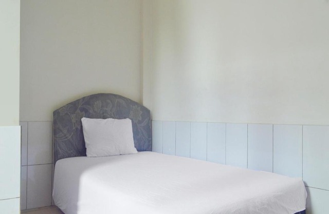 SPOT ON 91623 Pj Guest House Syariah