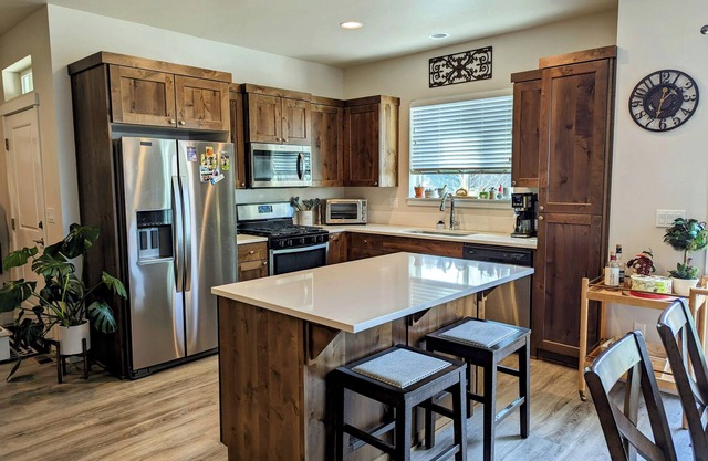 Spotless 3 BR Townhouse with Gym, A/C, WiFi in Central Bend