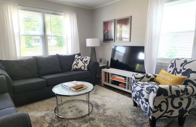 SPOTLESS Geneva beauty, 1 - 6 minutes to Spires, Strip, downtown, & wineries!