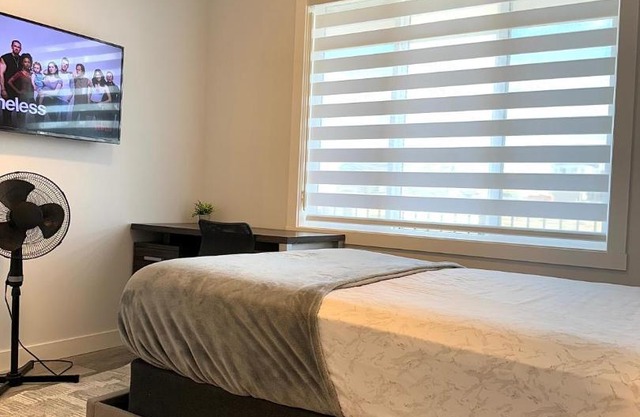 Spotless -Private room & bath with free parking and wifi