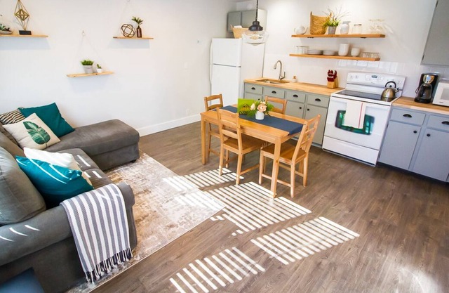 Spotswood Cottage- Near to downtown and UofI