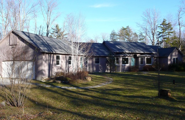 Sprawling Berkshires Ranch Eingebettet in einer privaten Waldgrundstück mit gigantischem Yards!
