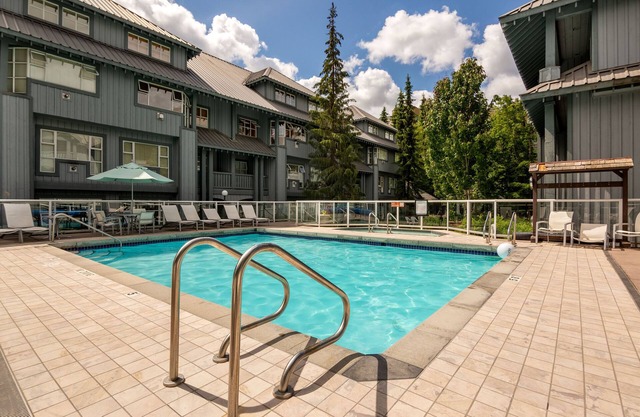 Sprawling Corner Condo, Amazing 1st floor deck, Ski in/out, Pool & Spa, Sleeps 4