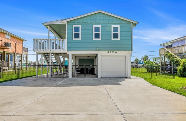 Sprawling island retreat with pool & tennis access - covered patio & grill
