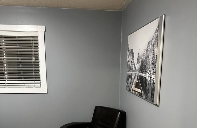 Sprawling Luxurious and Cozy 3 Bed with Parking for 2!