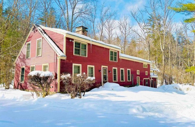 Sprawling Riverbend Farmhouse Close to Mountains with Hot Tub