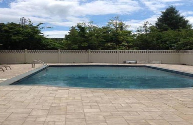 Sprawling Southampton Home w Pool Jacuzzi Near Beach Town