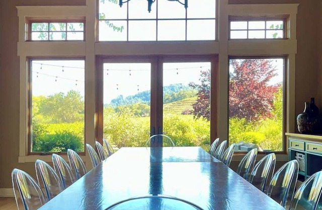 Sprawling Vineyard Estate - Pool, Hot Tub - Stunning Views!