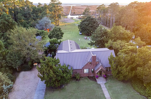 Sprawling Waterfront Estate on The Outer Banks of North Carolina. Sleeps 12