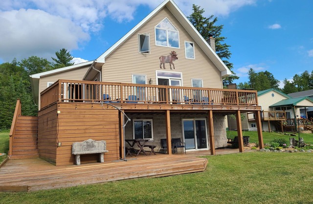 Spread out in our spacious double lot lakefront cabin!