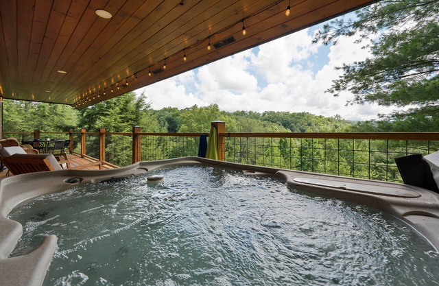 Spring Break in Smoky's! Mountain Views! Centrally Located! Hot Tub!