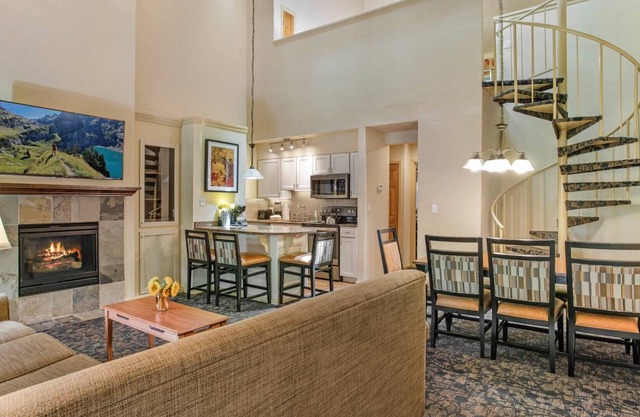 Free Parking, Gas Fireplace, Two Balconies, Hot Tubs; Aspen #1303