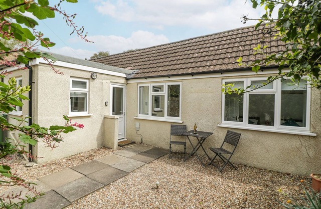 SPRING COTTAGE, pet friendly, with a garden in Brockworth