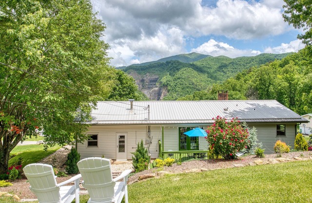 Spring* Country Living w/Mountain Views, Creekside