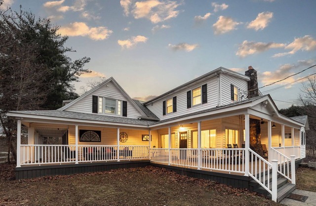 Spring Creek Farmhouse Luxury Family Retreat on 25 acre with direct river access