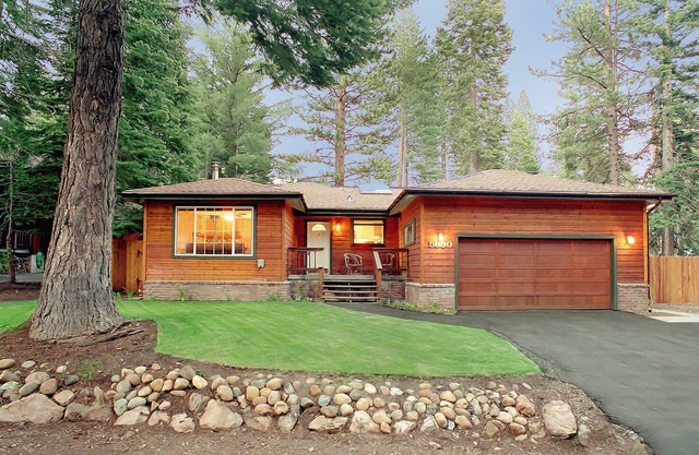 Nur 10-20 Minuten von Northstar und Squaw, Huge Fenced Yard und Big HOTTUB entfernt
