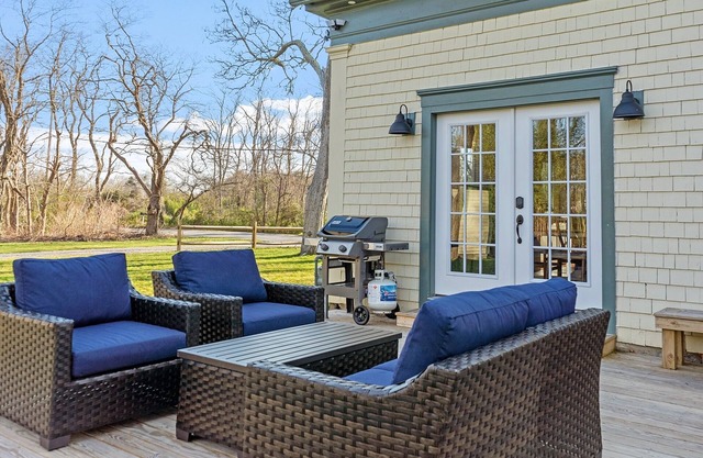 Spring Escape in Hatchville – Sleeps 6 + Dogs!