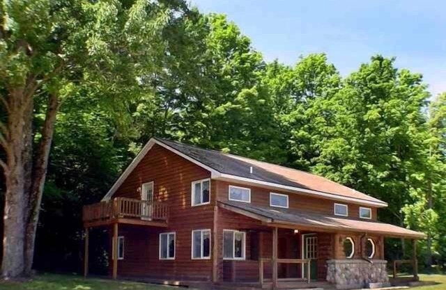 EIN NORD-MICHIGAN-FERIENPARADIES. 20 PERSONEN (10 während der Skisaison)!