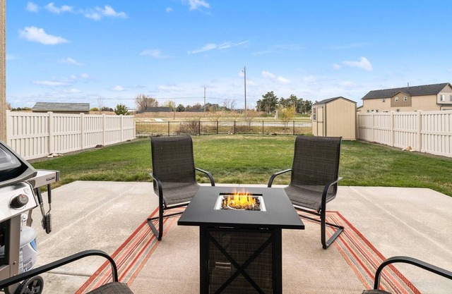 Super Layout & Great Location on edge of Boise & Meridian! Golfers Paradise!