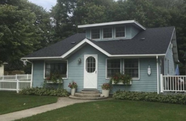 Spring Lake cottage with lake frontage!