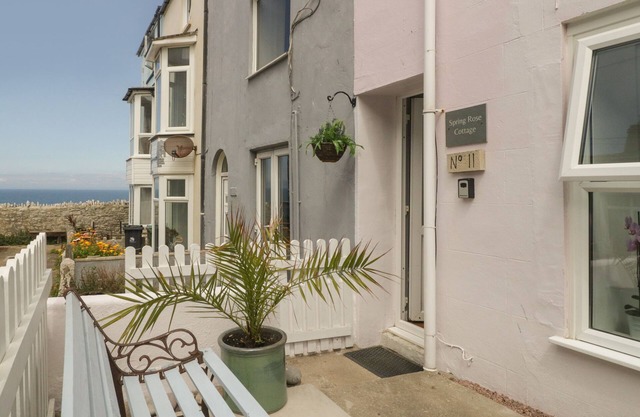 SPRING ROSE COTTAGE, pet friendly, with open fire in Fortuneswell