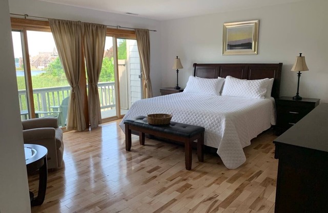 SPRING SPECIALS! Relaxing River Oasis & Dock