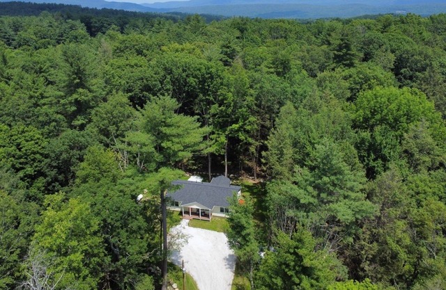 Spring time fun time. Ranch Sleeps 10 & 0.7 mi to GB Main St.Wi-Fi + HOT TUB.
