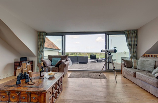 Ein komfortables, zeitgenössisches Haus mit herrlichem Blick auf das offene Sumpfgebiet vom Wohnzimmer und dem offenen Deckbereich. Es verfügt über eine stilvolle offene Küche und ein Esszimmer sowie einen eigenen Garten im Innenhof. In Wells können Si...