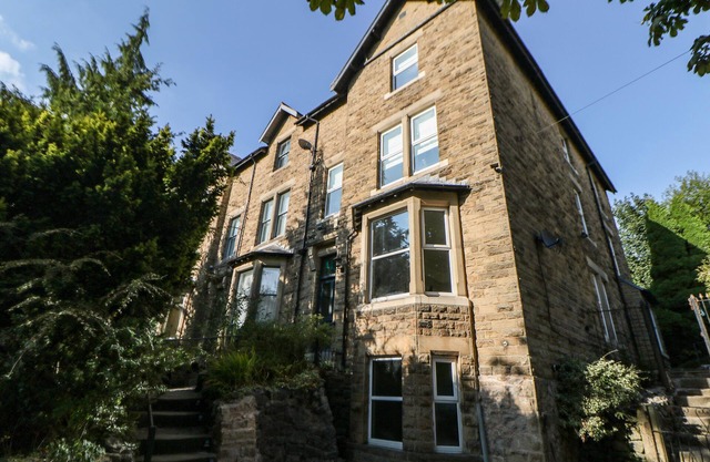 SPRINGDALE HOUSE, family friendly, with open fire in Buxton